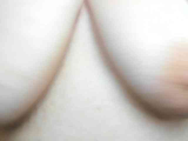 HugeTittiess's webcam live show