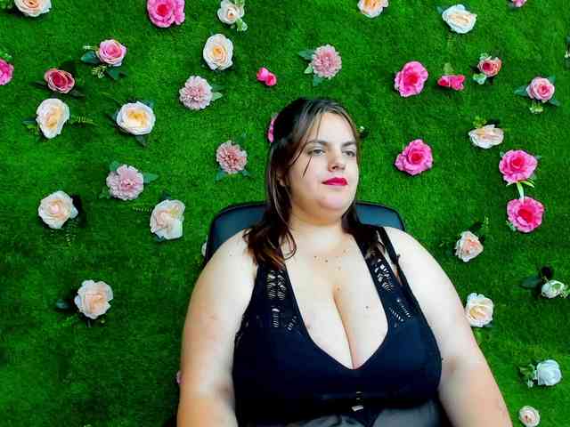 HugeTittiess webcam