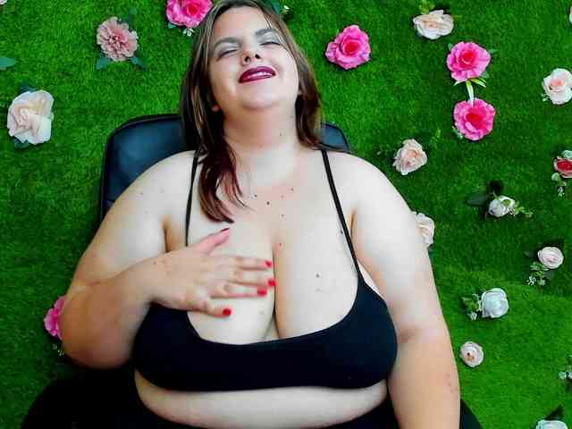 HugeTittiess webcam