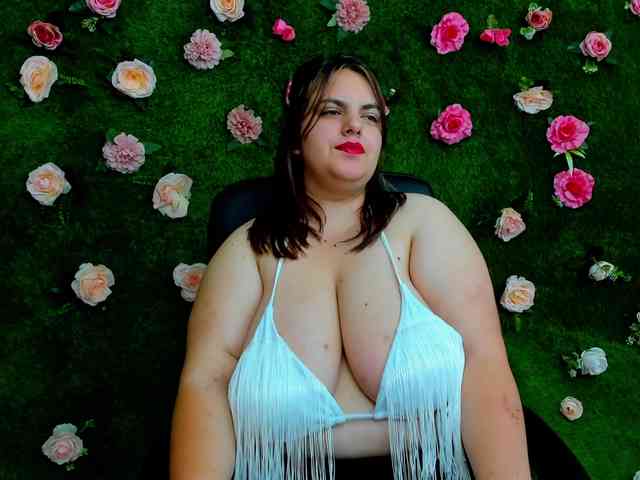 HugeTittiess webcam