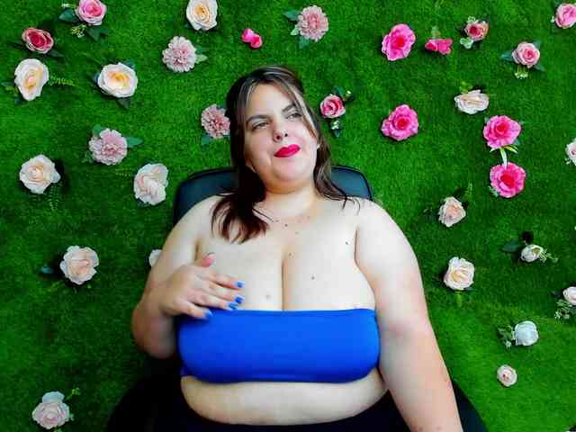HugeTittiess webcam