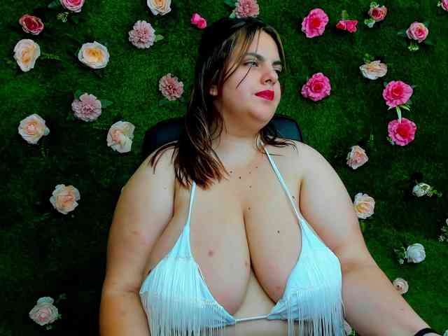HugeTittiess webcam