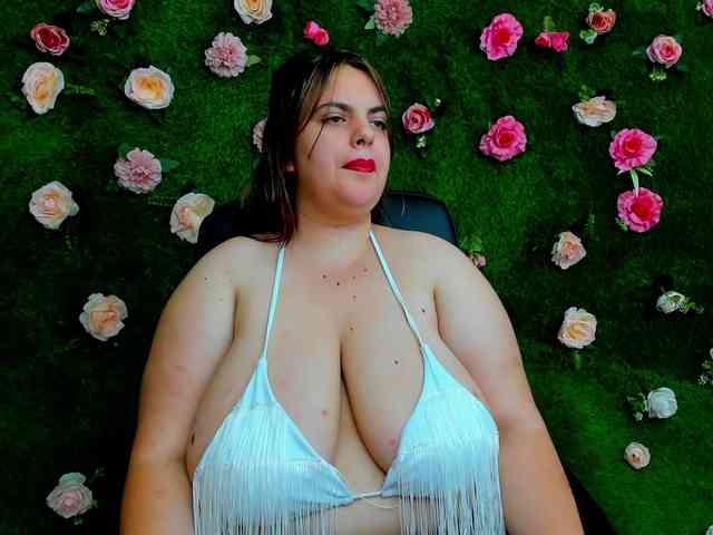 HugeTittiess webcam