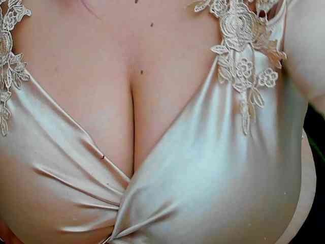 HugeTittiess webcam