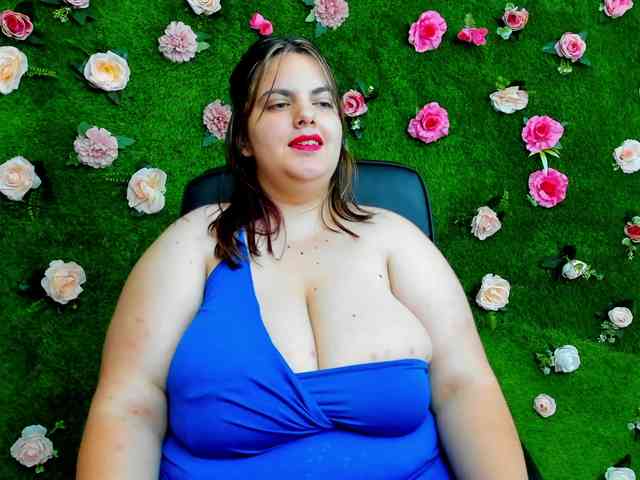 HugeTittiess webcam