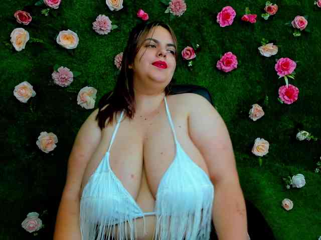 HugeTittiess webcam