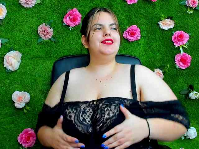 HugeTittiess webcam