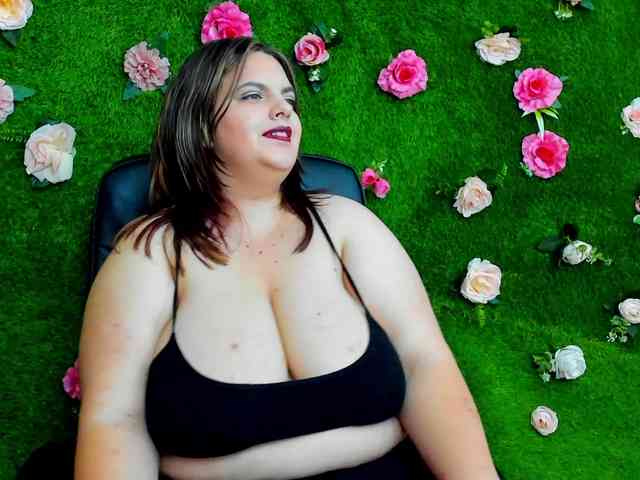 HugeTittiess webcam
