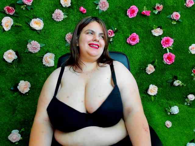 HugeTittiess webcam