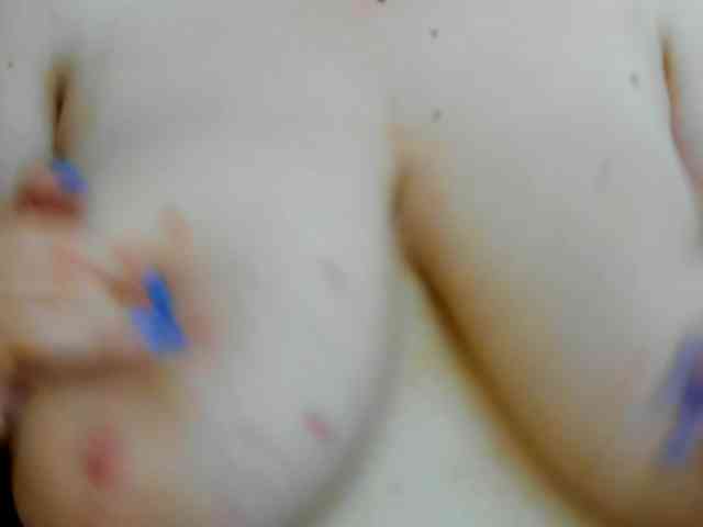 HugeTittiess webcam