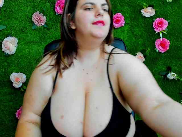 HugeTittiess webcam
