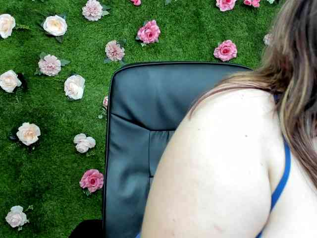 HugeTittiess webcam