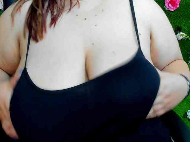 HugeTittiess webcam