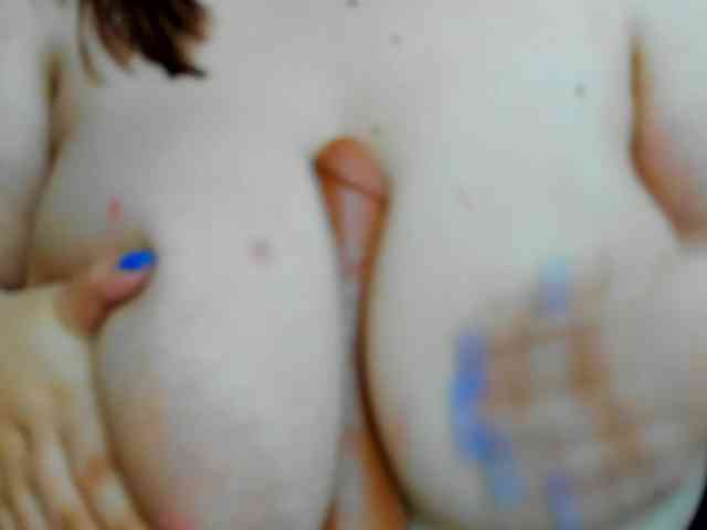HugeTittiess webcam
