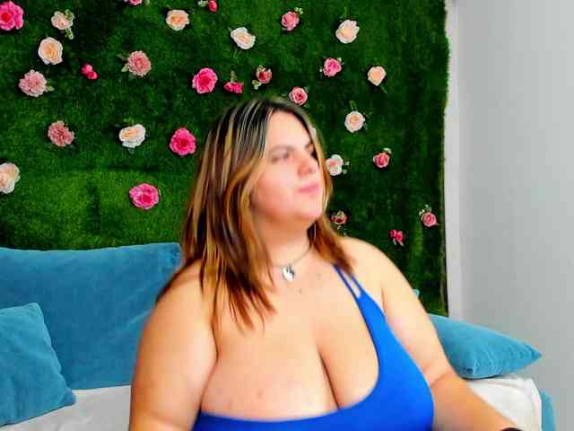 HugeTittiess webcam