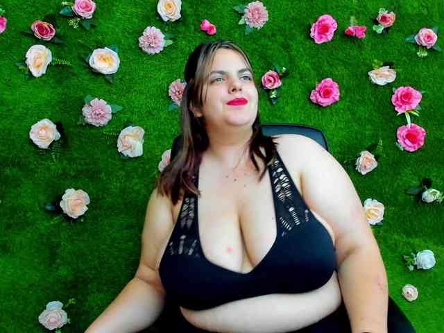 HugeTittiess webcam