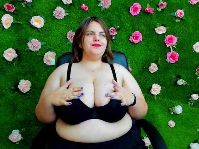 HugeTittiess webcam