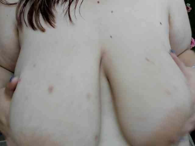 HugeTittiess webcam