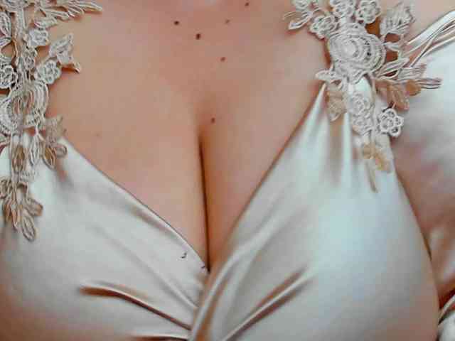 HugeTittiess webcam
