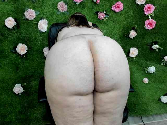 HugeTittiess webcam