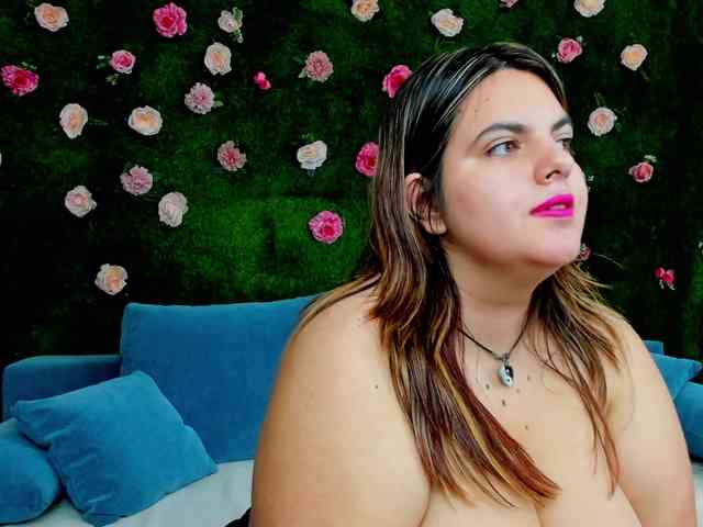 HugeTittiess webcam