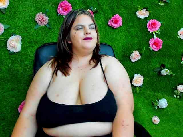 HugeTittiess webcam