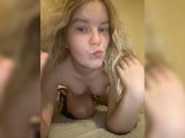 Amelia2004's BongaCams show and profile