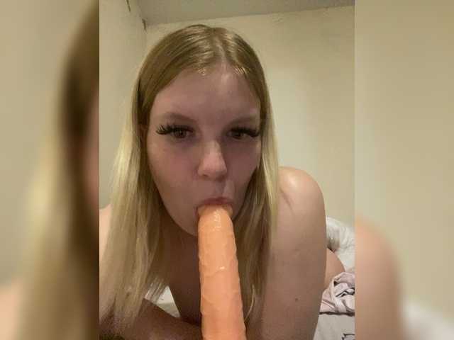 Amelia2004's BongaCams show and profile