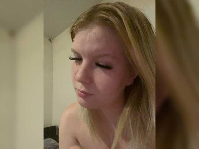 Amelia2004's BongaCams show and profile