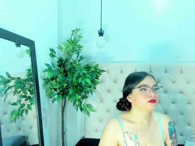 Mia-AND-Lion webcam