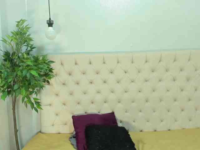Mia-AND-Lion webcam