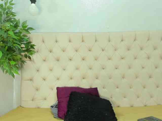 Mia-AND-Lion webcam