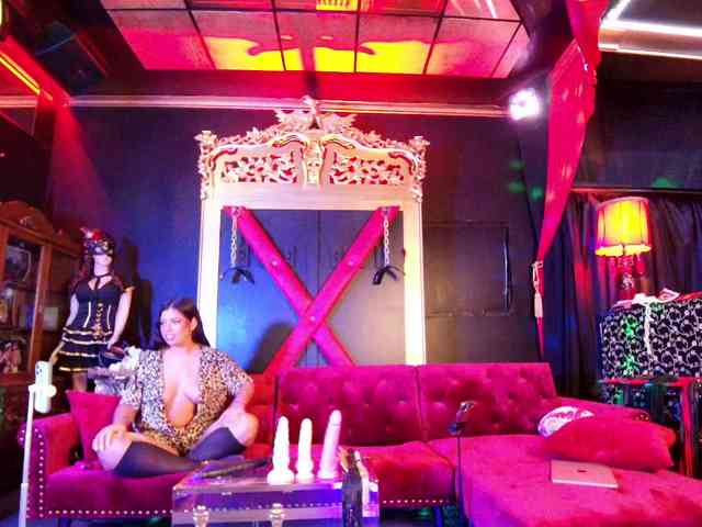 TheCrimsonLounge webcam