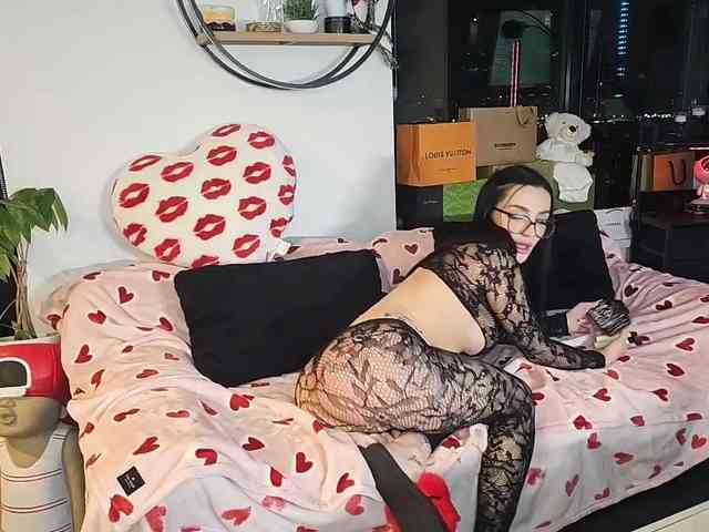 TheCrimsonLounge webcam