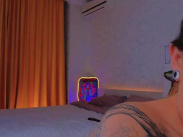 RenaWong's BongaCams show and profile