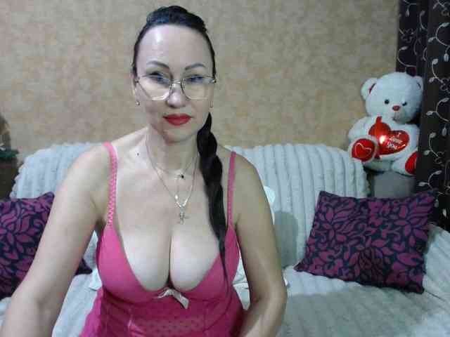 MilfBrunet webcam
