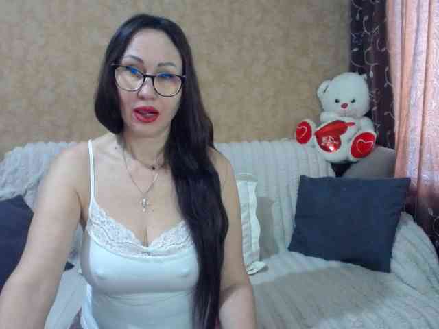 MilfBrunet webcam