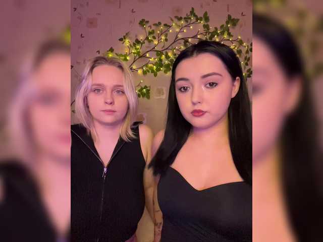 BellaAndAlice broadcasting live