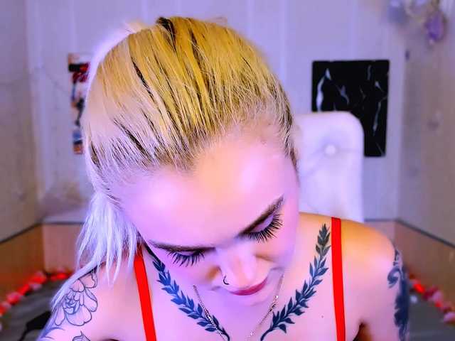 Ravenaaaa Live Cam and Statistics on UnifiedCams