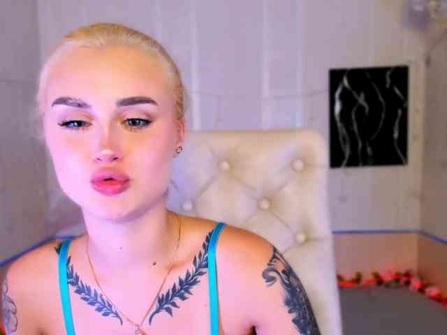 Ravenaaaa webcam