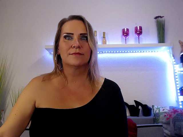 JuliaPink's BongaCams show and profile