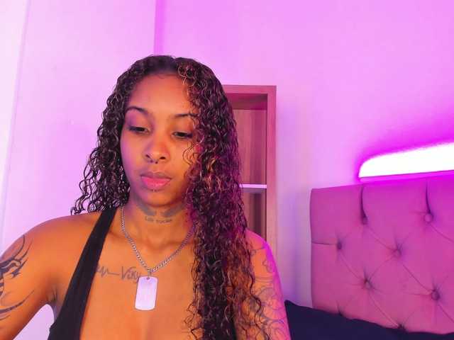 Triipsy webcam bongacams model stream image