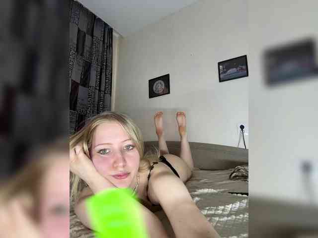 BLONDINO4KA webcam