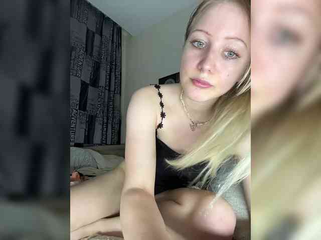 BLONDINO4KA webcam