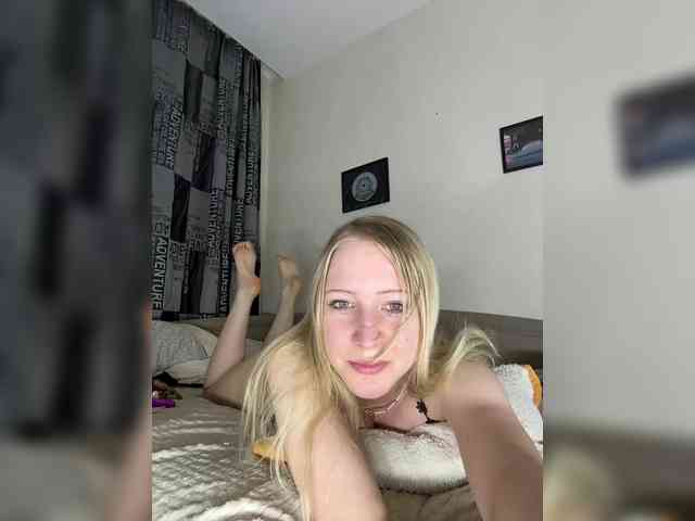 BLONDINO4KA webcam