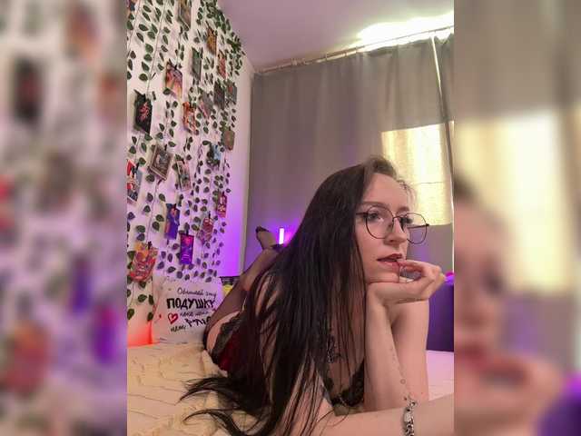 krisskiss21's BongaCams show and profile