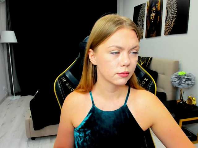 Strawberrye's BongaCams show and profile