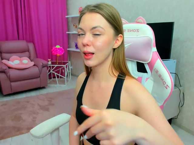 Strawberrye's BongaCams show and profile