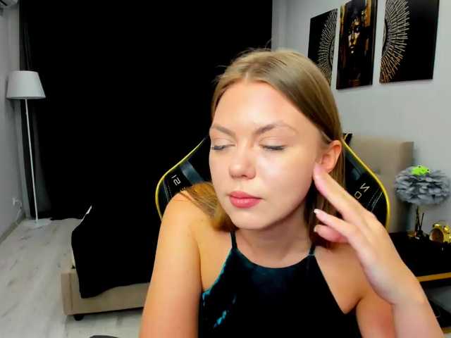 Strawberrye's BongaCams show and profile