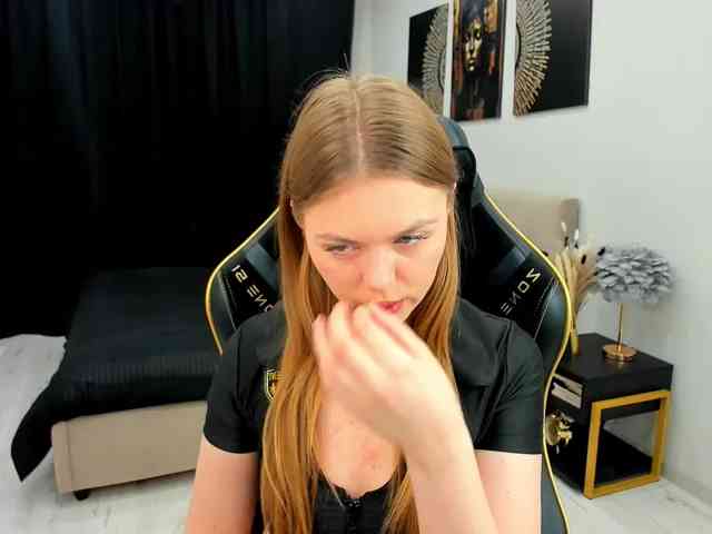 Strawberrye Live Webcam on BongaCams